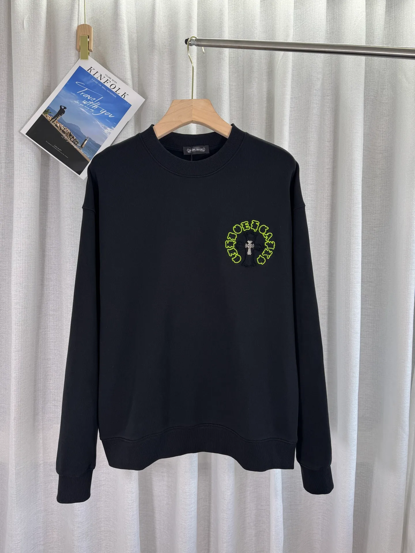 P260 top version, real shot without P, ​​different from market currency) 𝗖𝗵𝗿𝗼𝗺𝗲 𝗛𝗲𝗮𝗿𝘁𝘀/Cro Heart 2025 patch embroidery autumn and winter new original single counter American laser burnt 3D three-dimensional color embroidery couple casual sweatshirt 👑The highest version! Customized fabric 400g tripe terry fabric! American acid-washed and distressed original fabric laser burnt ✟appliqué embroidery and exquisite embroidery of letters! The best-selling model in the counter, very comfortable to wear. Accessories: original molded and authenticated collar label➕100% silk wash label. Genuine purchase-grade original hangtag��matching hanging rope➕3D hanging beads➕original packaging bag. Craftsmanship: The original version has consistent wiring! The highest version of the armhole matching technique! Color: White Black Size: S M L XL Style Number: 25-312